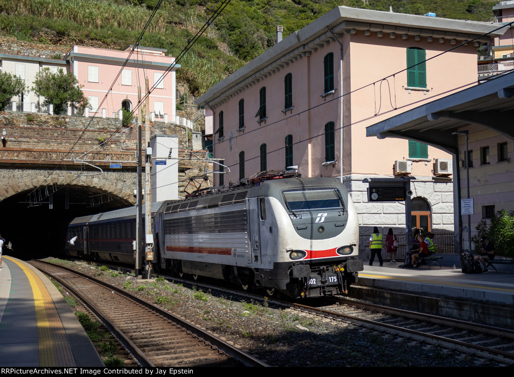 Nightjet 233 pops out of the Tunnel at Riomaggiore